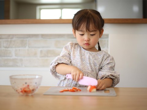 Teaching children how to hold and use kitchen knives